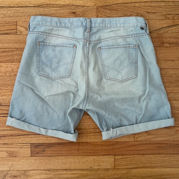Distressed Denim Cutoff Shorts with Chain Detail and Rolled Hem - Picture 4 of 7